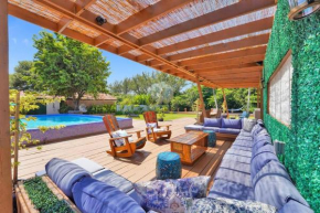 Modern 6 Bedroom Oasis with Pool and Outdoor BBQ
